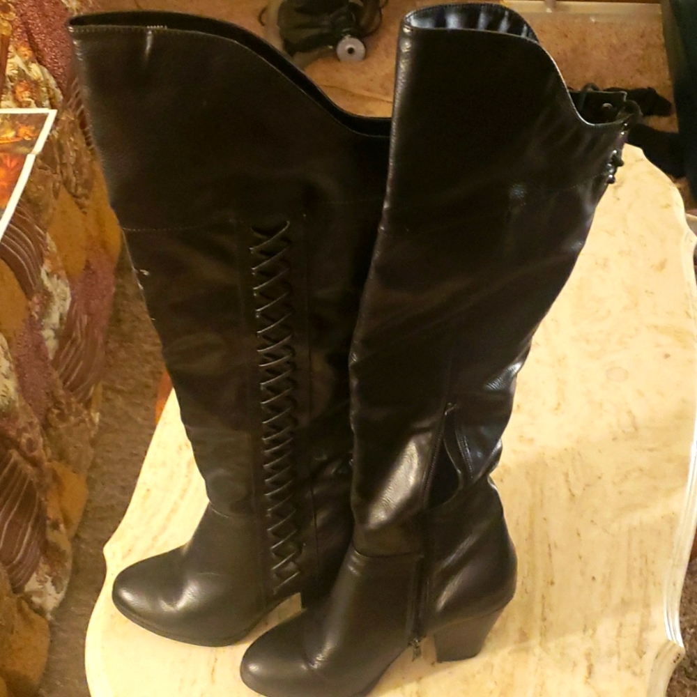 Black knee healdboot half zipper
